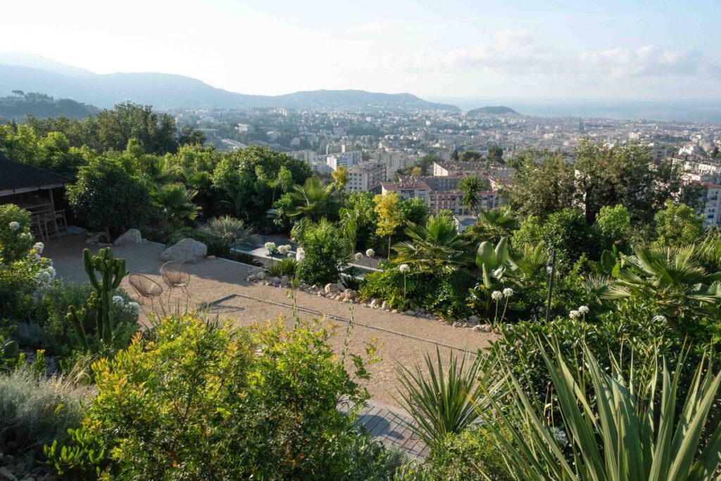 Panorama sur Nice et la baie depuis le jardin en restanques